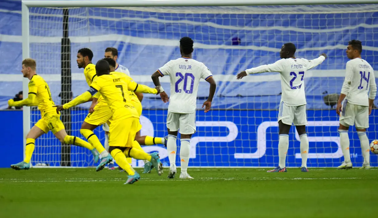 Pemain Chelsea Antonio Rudiger (kedua kiri) merayakan dengan rekan satu timnya usai mencetak gol ke gawang Real Madrid pada pertandingan leg kedua perempat final Liga Champions di Stadion Santiago Bernabeu, Madrid, Spanyol, 12 April 2022. Real Madrid kalah 2-3. (AP Photo/Manu Fernandez)