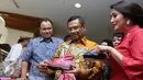 Menperin Saleh Husin melihat pameran Pesona Batik Pesisir Utara Jawa Barat 2016, Jakarta, Kamis (19/05). Menperin mengapresiasi Yayasan Batik Jabar yang aktif mengembangkan batik dengan pendekatan edukasi. (Liputan6.com/Herman Zakharia)