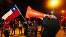 Seorang fans meniup pembatas jalan layaknya terompet saat merayakan kemenangan timnya atas Argentina  pada laga Final Copa America Centenario 2016 di Vina del Mar, Cile (27/6/2016). (REUTERS/Rodrigo Garrido)