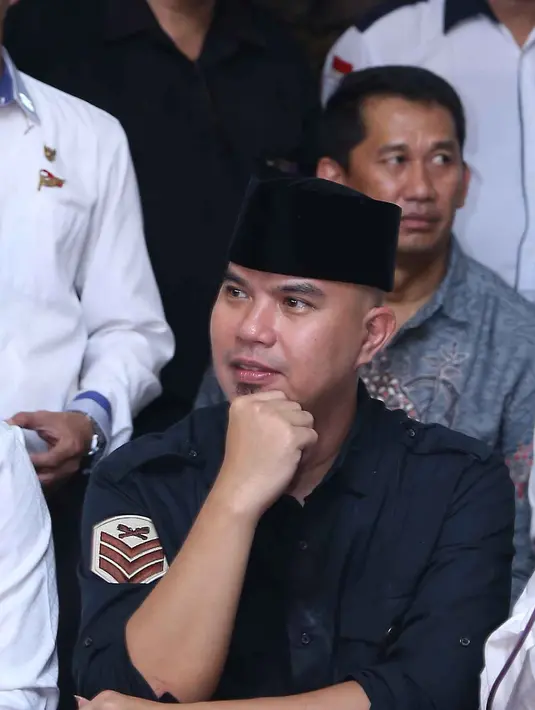 Selain koleksi barang-barang antik, Dhani juga memperlihatkan foto-foto tua yang terpajang di dinding rumahnya. (Nurwahyunan/Bintang.com)