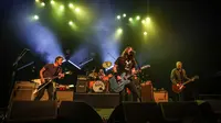 (Kiri-Kanan) Perseonel Foo Fighters Chris Shiflett, Taylor Hawkins, Dave Grohl, Nate Mendel dan Pat Smear saat tampil pada pemutaran perdana Studio 666 di Fonda Theatre, Hollywood, Los Angeles, California, Amerika Serikat, 16 Februari 2022. (Rich Fury/Getty Images/AFP)