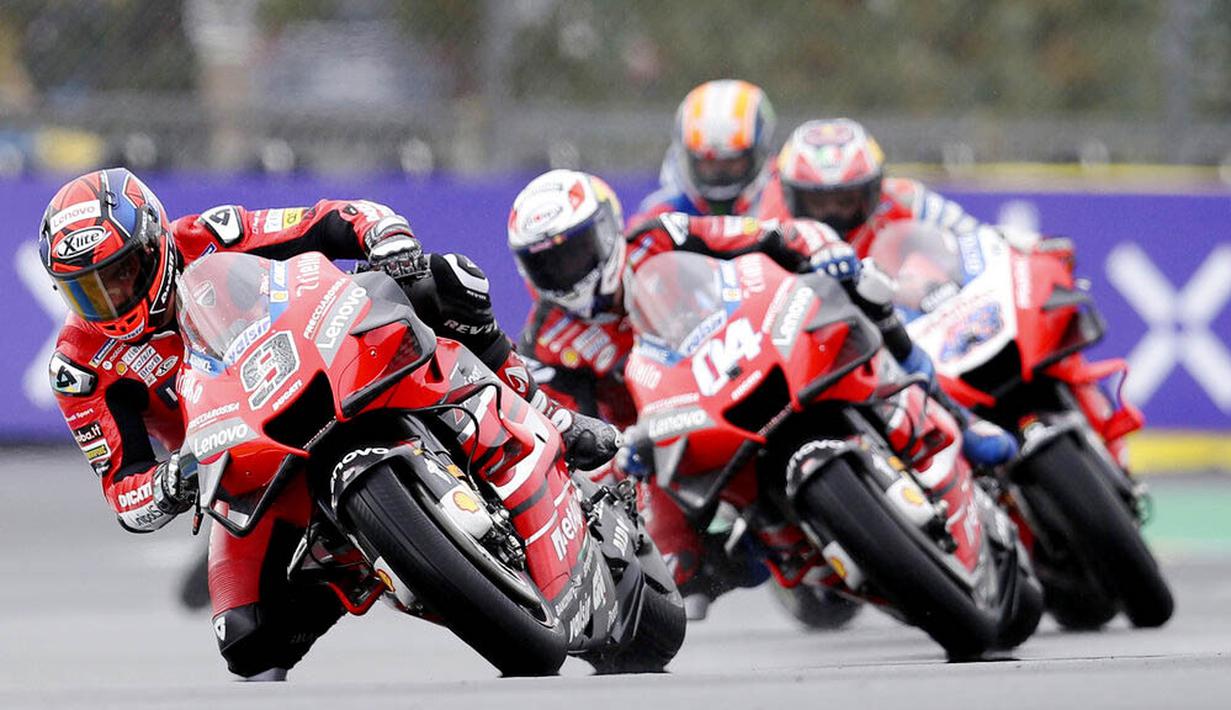 Pembalap Ducati, Danilo Petrucci, memimpin balapan MotoGP Prancis di Le Mans, Minggu (11/10/2020). Petrucci finis pertama dengan catatan waktu 45 menit 54,736 detik. (AP Photo/David Vincent)