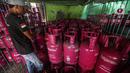 Pekerja menata tabung gas elpiji di salah satu agen di Rawasari, Jakarta, Selasa (12/7/2022). Ditengah kenaikan harga gas LPG nonsubsidi seperti Bright Gas dan tabung elpiji 12 kg, Manajemen PT Pertamina Patra Niaga memastikan harga untuk LPG subsidi 3 kg tidak mengalami kenaikan atau tetap. (Liputan6.com/Faizal Fanani)