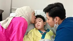 Jalani operasi adenoid, beberapa netizen bertanya soal operasi yang dijalani oleh anak pertama Nycta Gina ini. Dijelaskan adenoid adalah pembengkakan atau peradangan kelenjar di hidung atau tenggorokan bagian atas. Doa untuk kesembuhan anak pertama Nycta Gina yang akrab disapa Uta ini ramai dibubuhkan oleh netizen dan sederet rekan selebriti, seperti Maya Septha salah satunya. (Liputan6.com/IG/@missnyctagina)