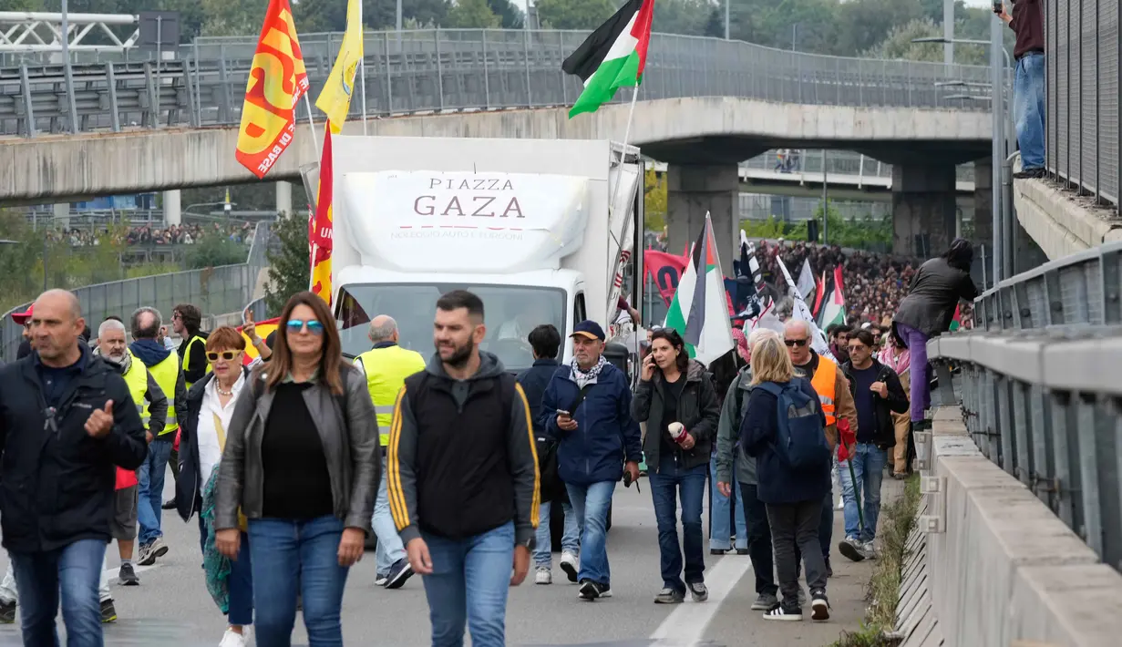 Dua hari setelah pasukan Israel mencegat armada bantuan yang menuju Gaza di Laut Mediterania, gelombang aksi protes terus merebak di berbagai negara, termasuk Italia. (AP Photo/Luca Bruno)