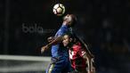 Duel Carlton Cole dengan pemain Persipura Jayapura, Dominggus Fadawer (kanan) pada laga Liga 1 2017 di Stadion GBLA, Bandung, Minggu (7/5/20170). Persib menang 1-0. (Bola.com/Nicklas Hanoatubun)
