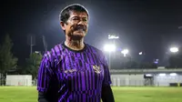 Pelatih Indra Sjafri berpose setelah pemusatan latihan Timnas Indonesia U-20 yang berlangsung di Lapangan B, Senayan, Jakarta, Jumat (15/03/2024) malam. (Bola.com/Bagaskara Lazuardi)