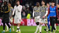 Pemain Juventus berjalan lesu setelah hanya bermain imbang 2-2 melawan Atalanta dalam laga giornata 28 Serie A Liga Italia 2023/2024, Senin (11/3/2024) dini hari WIB. (MARCO BERTORELLO / AFP)