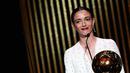 Pemain Barcelona, Aitana Bonmati memberikan sambutan setelah menerima penghargaan Ballon d'Or pada acara yang berlangsung di Theatre du Chatelet, Paris, Selasa (29/10/2024) dini hari WIB. (AFP/Franck Fife)