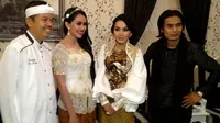Kartika Putri, Dewi Gita, Charly van Houten bersama Bupati Purwakarta, H. Dedy Mulyadi [Foto: Sapto Purnomo/Liputan6.com]