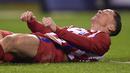 Pemain Atletico Madrid, Fernando Torres terjatuh usai bertabrakan dengan pemain Deportivo La Coruna pada laga La Liga pekan ke-25 di Riazor stadium, La Coruna, (02/3/2017).  (AFP/Miguel Riopa)