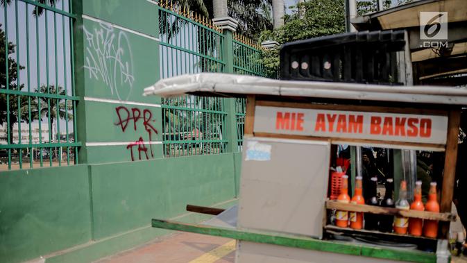 Coret-coretan menghiasi tembok di sekitar Gedung DPR/MPR RI, Jakarta, Selasa (24/9/2019). Demonstrasi mahasiswa dari berbagai kampus yang menolak pengesahan RUU Kitab Undang-Undang Hukum Pidana (KUHP) tercoreng oleh aksi coret-coretan. (Liputan6.com/Faizal Fanani)