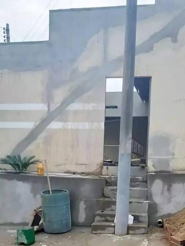 7 Potret Tiang Listrik di Lokasi yang Tidak Semestinya Ini Bikin Geleng Kepala