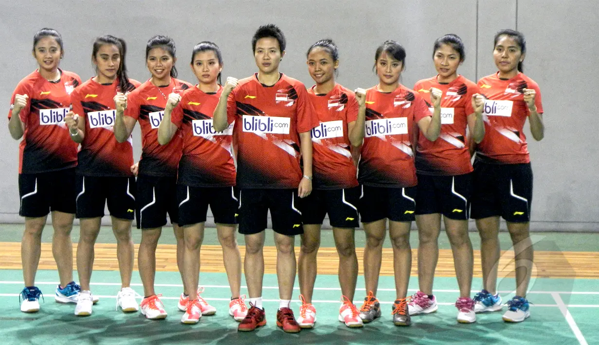 Sejumlah atlet Bulutangkis yang akan berlaga di Piala Sudirman 2015 memamerkan jersey yang akan mereka kenakan di ajang tersebut, Jakarta, Selasa (5/5/2015). Indonesia menjadi unggulan ke 5 dalam kejuaraan tersebut. (Liputan6.com/Yoppy Renato)