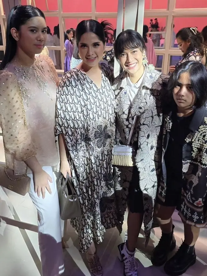 Gaya Almira Putri Annisa Pohan dengan Ishana Putri Dian Sastrowardoyo saat Hadir Fashion Show Biyan