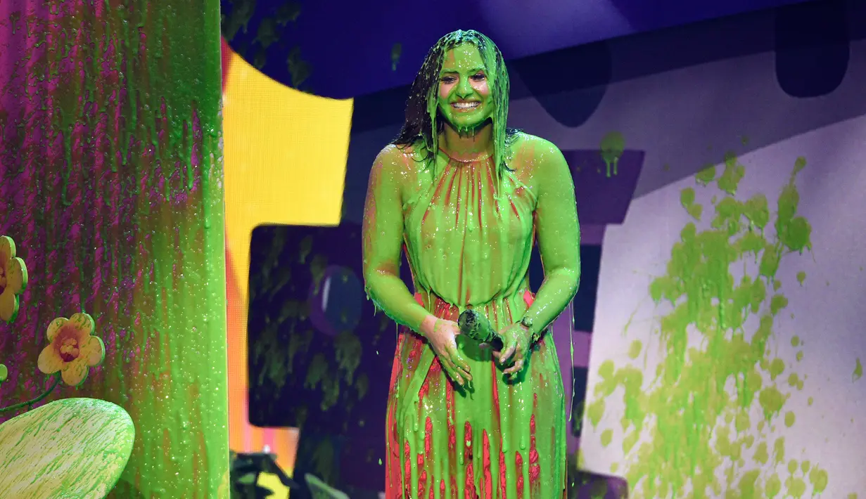 Senyum Demi Lovato saat disemprotkan slimed dalam Kids Choice Awards di Los Angeles, California, AS, (11/3). Penyanyi cantik campuran Latin dan AS itu mendapat semprotan cairan hijau 'slimed' di seluruh tubuhnya. (Chris Pizzello/Invision/AP)