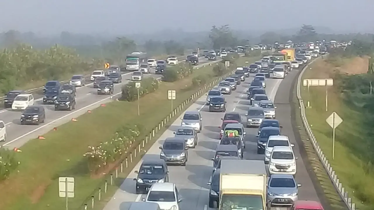 Kepadatan arus kendaraan pemudik terjadi di Tol Cikopo - Palimanan (Cipali). Minggu (2/6/2019).