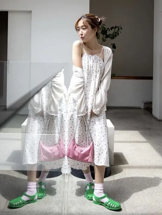 Tampil feminim dengan maxi dress bermotif motif dengan long cardigan warna serupa. Handbag pink dan sandal jelly hijau membuat tampilannya tidak monoton. Instagram @sunnydahye