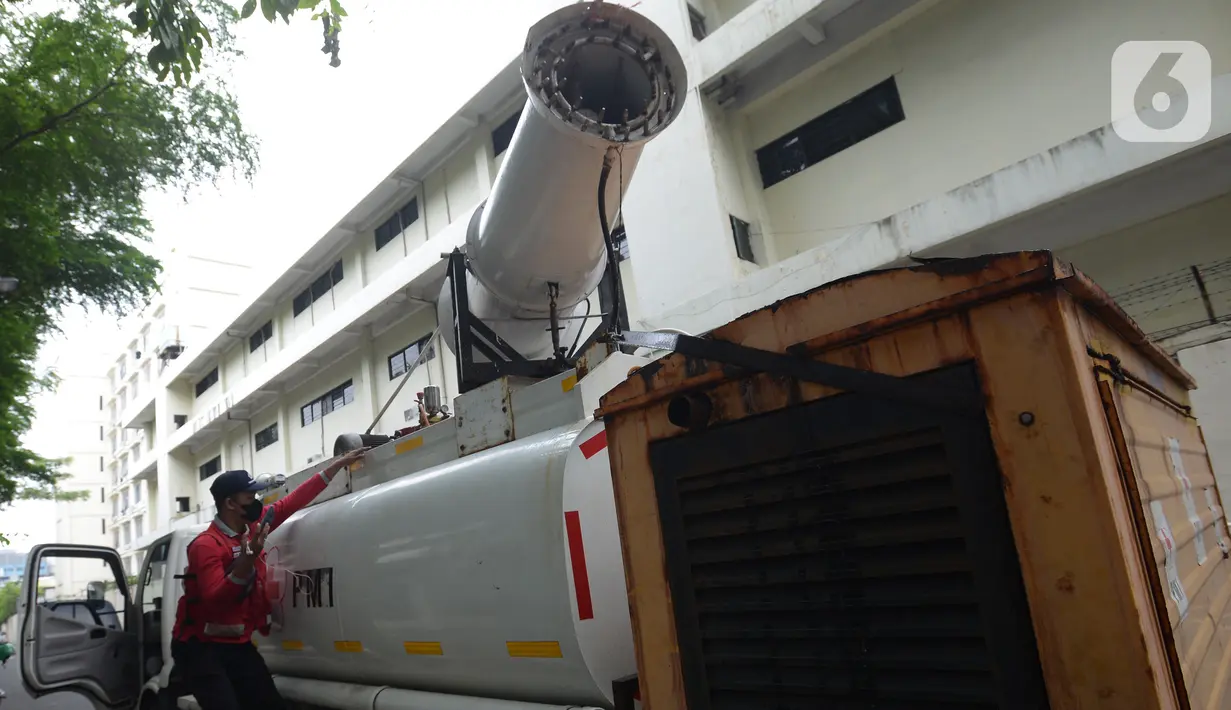 Mobil Gunner Spraying PMI menyemprotkan cairan disinfektan di jalan protokol kawasan Jakarta, Selasa (13/7/2021). Penyemprotan dengan mobil gunners spraying yang mampu menjangkau lebih dari 10 meter ini guna menekan dan mencegah penyebaran COVID-19. (merdeka.com/Imam Buhori)
