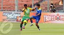 Dendi Santoso (Arema Cronus - kanan) berebut bola dengan pemain United Army Thailand. (Liputan6.com/Helmi Fithriansyah)
