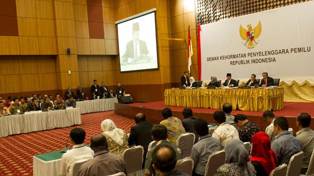 Dewan Kehormatan Penyelenggara Pemilu (DKPP), menjatuhkan sanksi peringatan kepada pihak teradu yaitu 5 Komisioner Komisi Pemilihan Umum (KPU) Provinsi DKI Jakarta. 