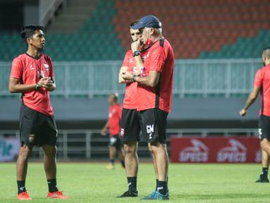 Borneo FC memiliki modal penting setelah mereka berhasil menang atas Persebaya Surabaya dengan skor 3-1 di laga pertama. Pelatih kepala Mario Gomez (kanan) menyebut bahwa strategi yang sama akan digunakan untuk melawan Persik Kediri. (Foto: Bola.com/Nandang Permana)