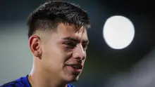Pemain Timnas Argentina U-17, Claudio Echeverri memberikan ketrangan kepada wartawan saat latihan resmi menjelang laga perempat final Piala Dunia U-17 2023 melawan Timnas Brasil U-17 di Lapangan Banteng, Jakarta, Kamis (23/11/2023). (Bola.com/Bagaskara Lazuardi)