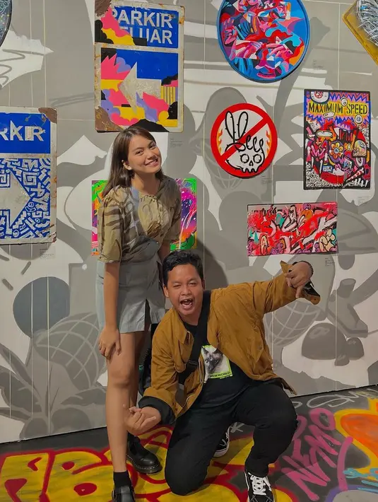 <p>Melalui unggahan di Instagram pribadinya, Dustin membagikan potret manis bersama Ditha. Sontak kabar Dustin Tiffani yang berpacaran dengan Ditha Rizky Amalia dibanjiri ucapan selama warganet. (Instagram/jhonsss24)</p>