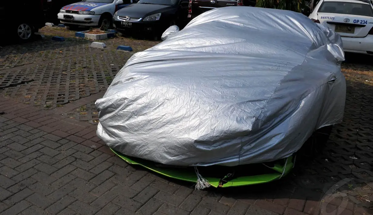 Mobil yang dulunya dibeli dengan harga USD 600, atau berkisar Rp 7 miliar itu kini berada di Samsat Jakarta Utara dan ditutupi terpal, (5/10/14). (Liputan6.com/Johan Tallo)