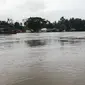 Tiga kabupaten di Sultra dikepung banjir beberapa minggu jelang panen raya. Dua dari tiga kabupaten yang terendam banjir itu merupakan lumbung beras di Sulawesi. (Liputan6.com/Ahmad Akbar Fua)