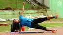 Atlet atletik putri, Triyaningsih melakukan peregangan usai latihan di GOR Ragunan, Jakarta, Kamis (20/7). Triyaningsih terus mematangkan persiapan jelang turun pada nomor lari jarak 5000 dan 10.000 meter SEA Games 2017. (Liputan6.com/Helmi Fithriansyah)