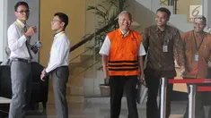 Ekspresi terdakwa mantan Dirjen Hubla Kemenhub Antonius Tonny Budiono usai diperiksa KPK, Jakarta, Jumat (20/4). Antonius diperiksa terkait suap tender izin proyek di Direktorat Perhubungan Laut di Pelabuhan Tanjung Mas Semarang. (Merdeka.com/Dwi Narwoko)