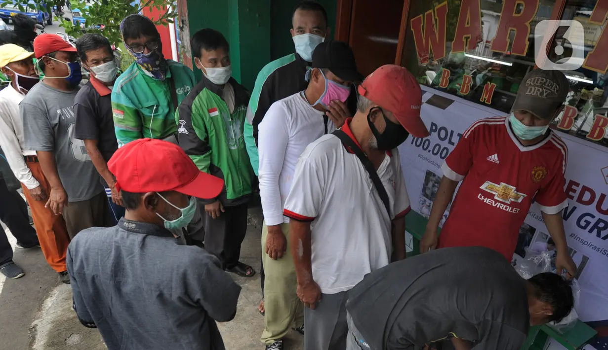 Warga antre mendapatkan nasi bungkus di salah satu warteg kawasan Jalan Tole Iskandar, Depok, Jawa Barat, Rabu (15/4/2020). Sejumlah lembaga sosial berinisiatif memberi bantuan nasi bungkus kepada warga yang terdampak virus corona COVID-19 lewat pemberdayaan warteg. (merdeka.com/Arie Basuki)