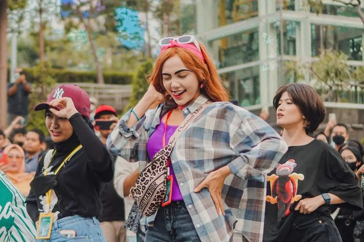 Adu Gaya 6 Artis Melenggang di Citayam Fashion Week, Terbaru Rina Nose hingga Zaskia Sungkar