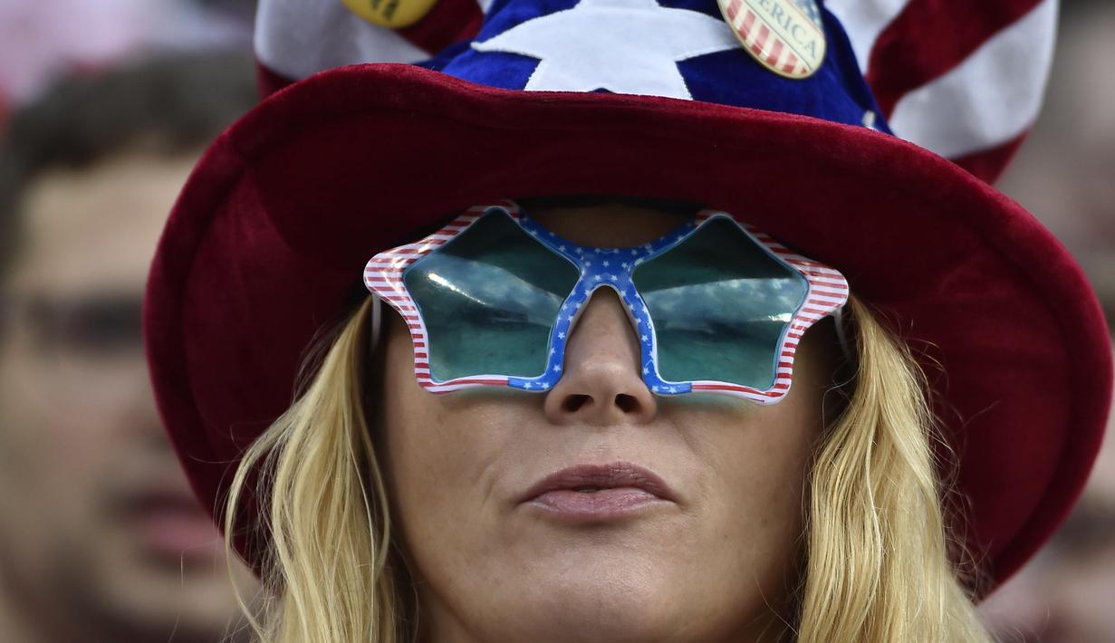 Suporter AS dengan atribut yang unik hadir memberikan dukungan kepada timnya saat melawan Kosta Rika pada laga penyisihan Grup A Copa America Centenario 2016 di Chicago, Illinois, AS, (8/6/2016) WIB. (AFP/Omar Torres)