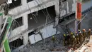 Petugas regu penyelamat dikerahkan mencari warga yang hilang di reruntuhan gedung parkir yang ambruk di Tel Aviv, Israel, Senin (5/9). Dua orang tewas dan lainnya hilang akibat ambruknya gedung parkir yang sedang dibangun tersebut. (REUTERS/Nir Elias)