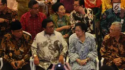Presiden kelima RI Megawati Soekarnoputri berbincang dengan Ketua DPD Oesman Sapta Odang saat menghadiri Festival Prestasi Indonesia yang diselenggarakan oleh UKP-Pancasila di Jakarta Convention Center, Senin (21/8). (Liputan6.com/Helmi Fithriansyah)