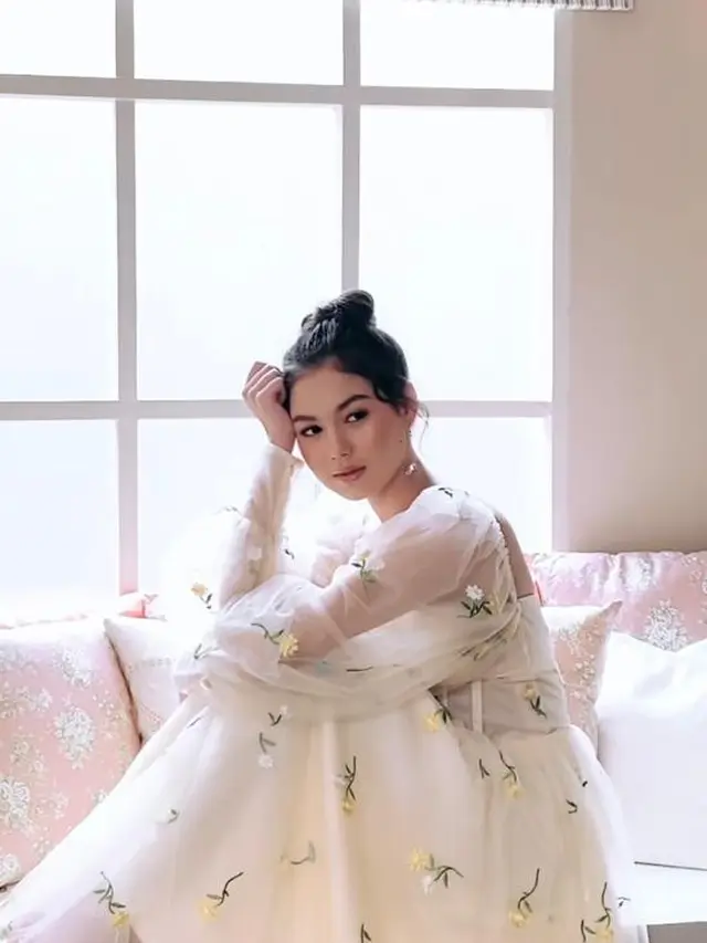 7 Pesona Menawan Saskia Chadwick dalam Balutan Dress di Pemotretan Terbaru