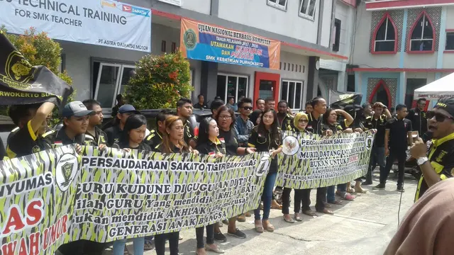 Demonstrasi oleh sebuah Ormas menuntut penegakan hukum atas peristiwa guru menampar sembilan siswa. (Foto: Liputan6.com/ Muhamad Ridlo)