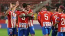Pemain Girona merayakan gol yang dicetak oleh Viktor Tsyhankov pada laga lanjutan Liga Spanyol 2023/2024 melawan Rayo Vallecano di Montilivi Stadium, Girona, Spanyol, Selasa (27/02/2024). (AFP/Lluis Gene)
