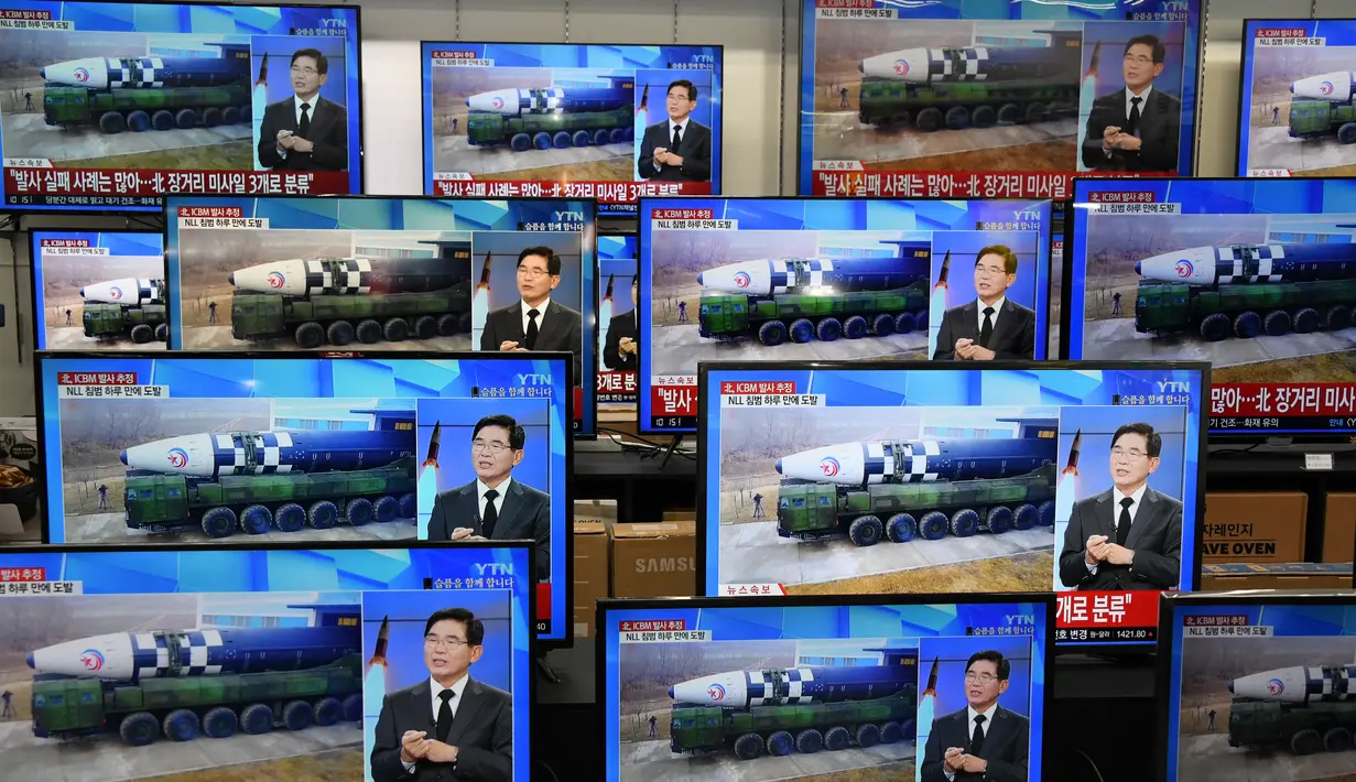 Layar televisi menunjukkan laporan berita tentang peluncuran rudal Korea Utara terbaru dengan rekaman file rudal Korea Utara, di pasar elektronik di Seoul, Kamis (3/11/2022). Menanggapi agresivitas Korut, Korsel meminta pasukan militer bersiap menghadapi provokasi tambahan. (Jung Yeon-je / AFP)