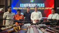 Bandar narkoba dan sejumlah barang bukti yang digrebek oleh Ditresnarkoba Polda Lampung.  Foto : (Liputan6.com/Ardi).