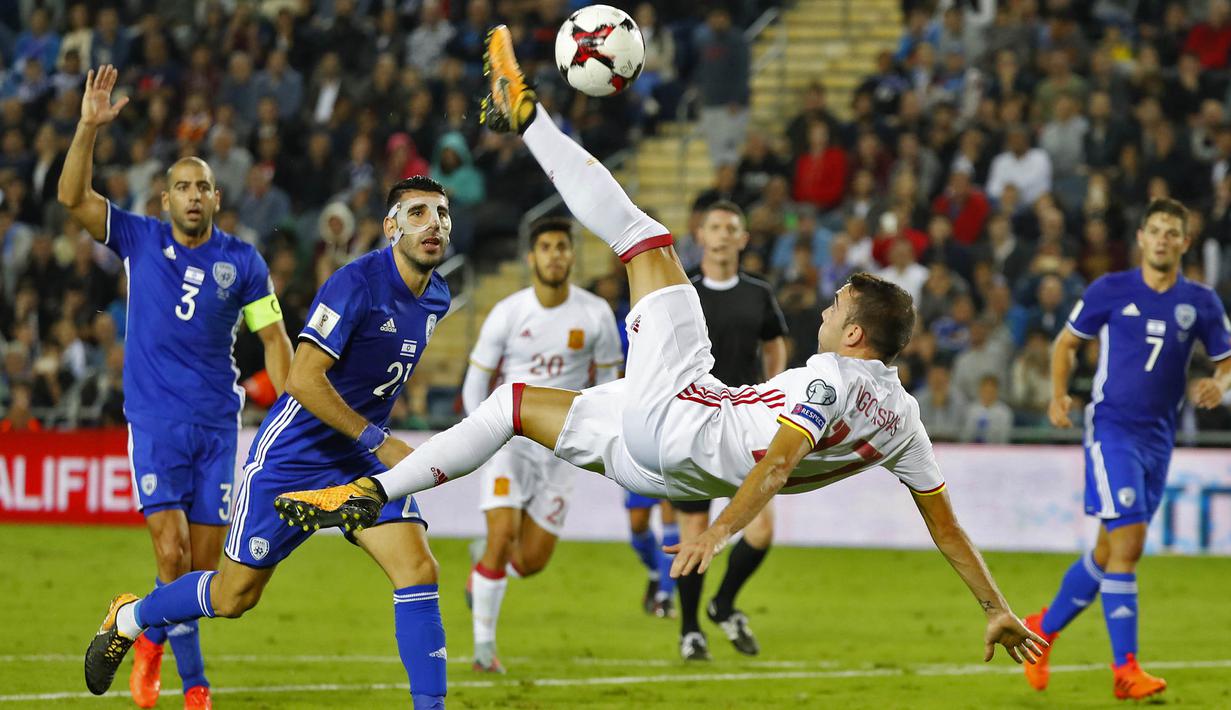 Gelandang Spanyol, Iago Aspas, melakukan tendangan salto saat melawan Israel pada laga kualifikasi Piala Dunia 2018 di Stadion Teddy, Yerusalem,Senin (9/10/2017). Israel kalah 0-1 dari Spanyol. (AFP/Jack Guez)