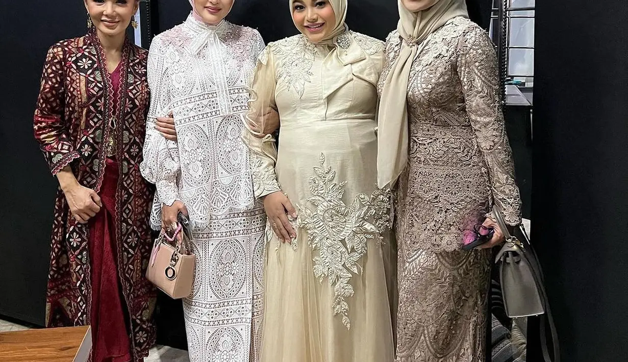 Terlihat juga Krisdayanti yang mengenakan dress brokat berwarna mocca dan dipadukan hijab warna krem pastel. Sementara Yuni Shara tampil berbeda dengan tunik maroon. [@ashanty_ash/@genifaruk]