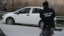 Seorang polisi Israel berjaga dekat sebuah mobil setelah terjadinya upaya serangan di pos pemeriksaan az-Za'ayyem di Tepi Barat yang diduduki Israel pada 25 November 2020. Polisi Israel menembak mati seorang pria Palestina setelah diduga berupaya melakukan serangan. (Xinhua/Muammar Awad)
