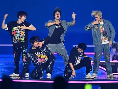 Grup K-pop Korea Selatan NCT Dream tampil selama konser K-pop sebagai bagian dari Seoul Festa 2022 di stadion Jamsil di Seoul (10/8/2022). Seoul Festa 2022 ini merupakan ajang untuk memulihkan sektor pariwisata kota Seoul yang sempat mengalami kemunduran akibat dampak pandemi Covid-19. (AFP/Jung Yeon-je)