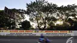 Jembatan layang Kuningan Selatan rencananya memiliki panjang sekitar 680 meter dengan lebar 5,1 meter dengan target bulan Desember tahun ini selesai, Jakarta, Senin (12/1/2015). (Liputan6.com/Miftahul Hayat)