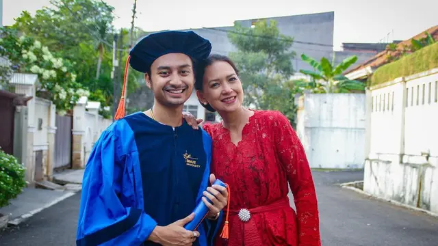 6 Potret Manis Ira Wibowo dan Katon Bagaskara Rayakan Wisuda Radya Bagaskara