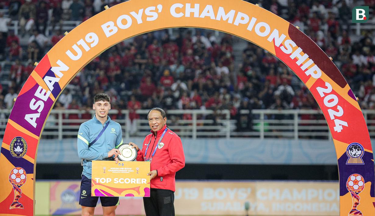 <p>Pemain Australia U-19, Jake Najdovski berfoto dengan trofi top skor Piala AFF U-19 2024 yang diserahkan oleh Waketum PSSI, Zainudin Amali usai laga final di Stadion Gelora Bung Tomo, Surabaya, Senin (29/7/2024). (Bola.com/Bagaskara Lazuardi)</p>