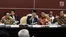 Ketua MPR Zulkifli Hasan (kedua kiri) serta Wakil Pimpinan MPR Mahyudin (kiri), Ahmad Basarah (kedua kanan), Ahmad Muzani (kanan) saat memimpin rapat gabungan di Kompleks Parlemen, Jakarta, Senin (23/9/2019). Ini merupakan rapat terakhir kepemimpinan MPR periode 2014-2019. (Liputan6.com/JohanTallo)